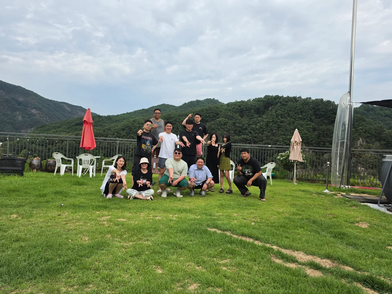 야유회에서 산을 배경으로 함께한 YM GROUP 임직원